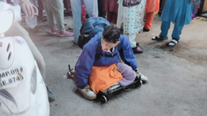 লোহার গাড়িতে বসে ভিক্ষা, কিন্তু মালিক তিনটি বাড়ির